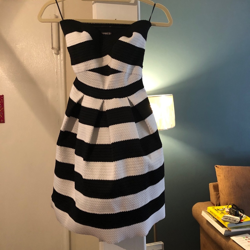 Express XS- Strapless black and white dress